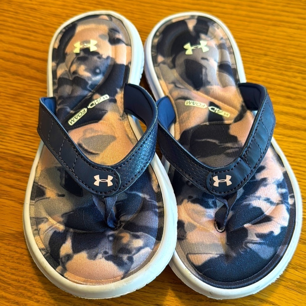 Under Armour Blue and Pink Sporty
4D foam sandal flip flops youth size 2